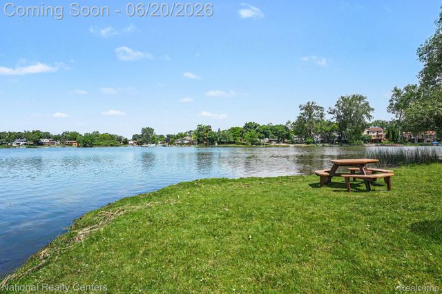 5076 Harbor Oak Drive, Waterford Charter Township, MI 48329