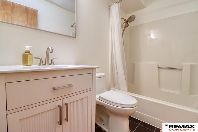230 Parkside Lane, Lincoln, NE 68521