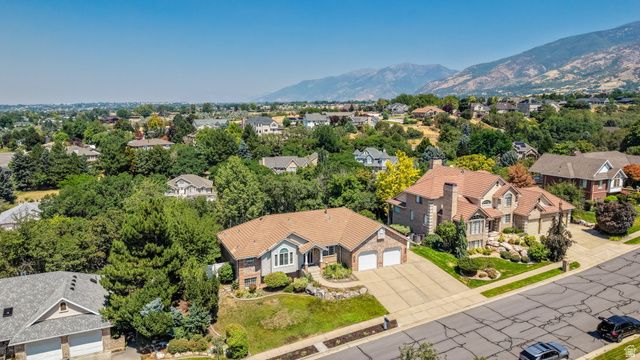2137 E SUMMERWOOD DR, Layton, UT 84040