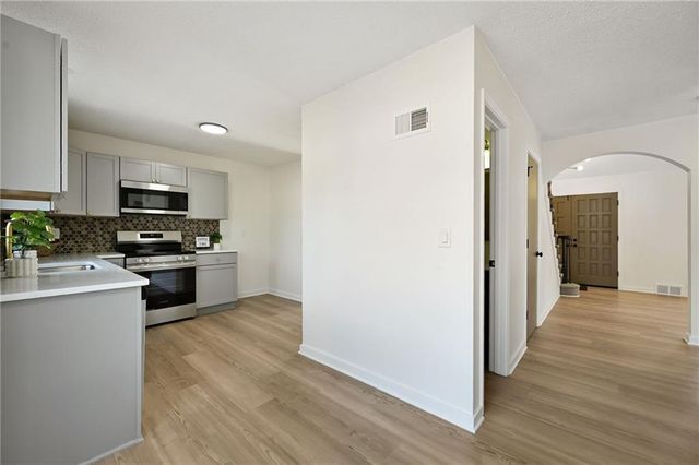 11028 Cypress Avenue, Kansas City, MO 64137