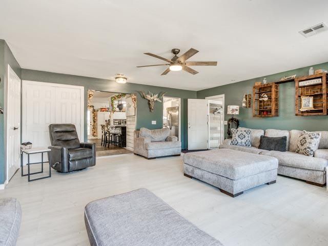 9920 Cottonwood Drive, Newalla, OK 74857