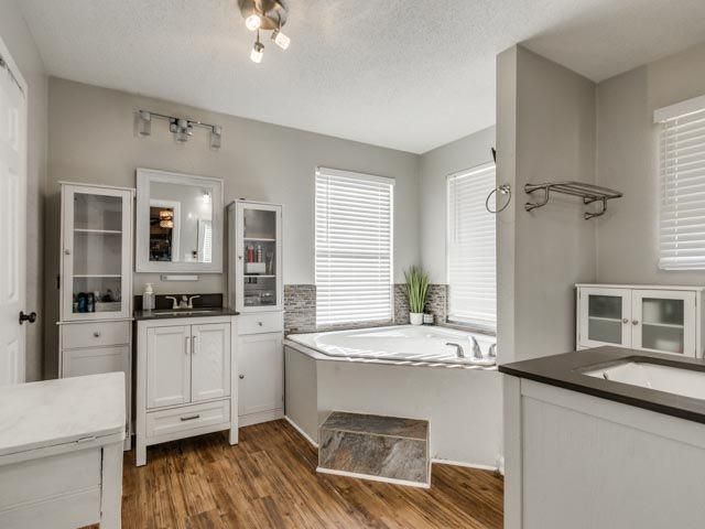 9920 Cottonwood Drive, Newalla, OK 74857