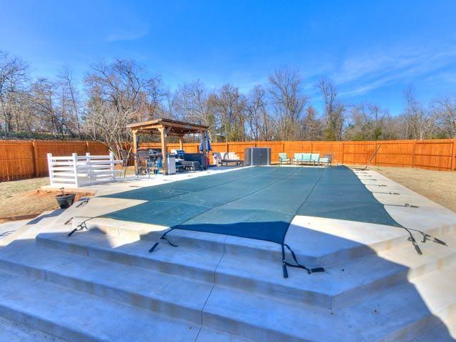 9920 Cottonwood Drive, Newalla, OK 74857