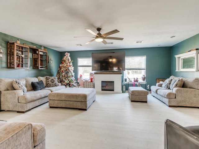 9920 Cottonwood Drive, Newalla, OK 74857