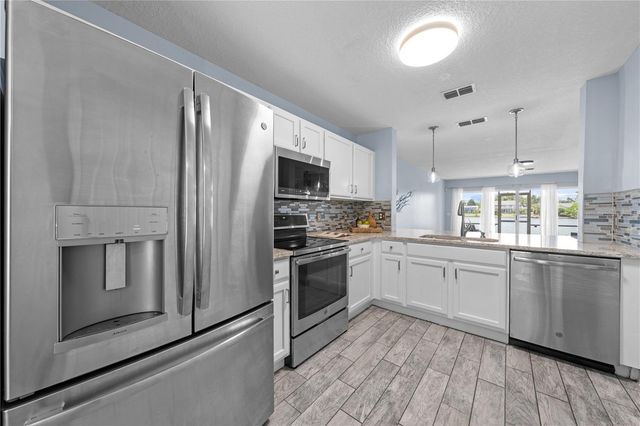 2705 EMERALD LAKE CT 2705, Kissimmee, FL 34744