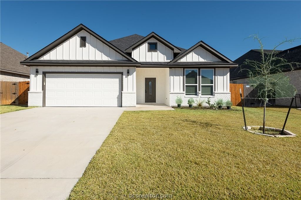 2908 Goldberg, Bryan, TX 77808