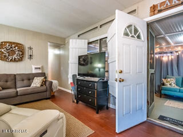 352 Coles Point Road, Batesville, MS 38606