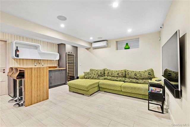 262 W End Avenue, Brooklyn, NY 11235