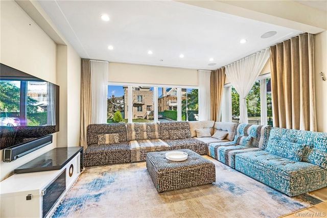 262 W End Avenue, Brooklyn, NY 11235