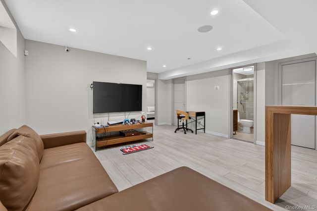 262 W End Avenue, Brooklyn, NY 11235