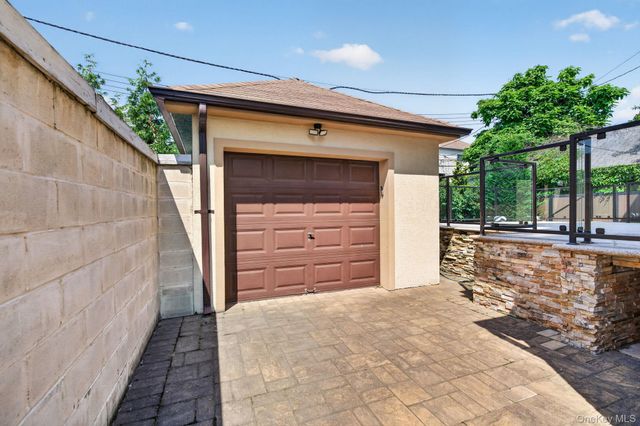 262 W End Avenue, Brooklyn, NY 11235