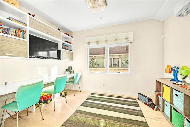 262 W End Avenue, Brooklyn, NY 11235