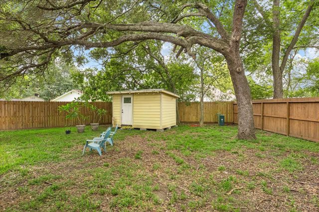 381 Oakshire Court, League City, TX 77573
