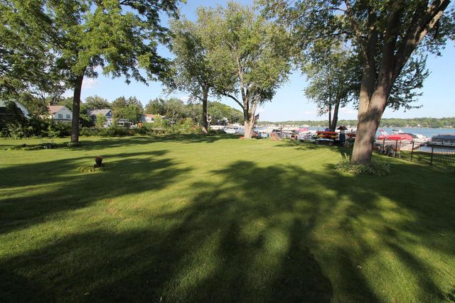 300 Knobes AVENUE, Twin Lakes, WI 53181