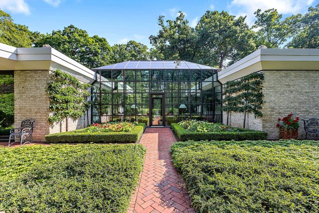 240 Shore Acres Circle, Lake Bluff, IL 60044