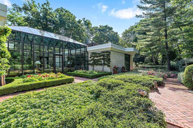 240 Shore Acres Circle, Lake Bluff, IL 60044