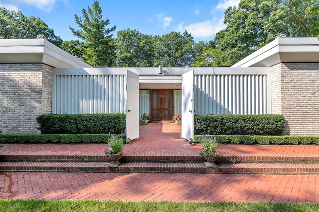 240 Shore Acres Circle, Lake Bluff, IL 60044