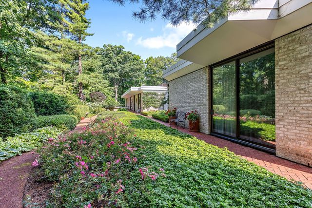 240 Shore Acres Circle, Lake Bluff, IL 60044