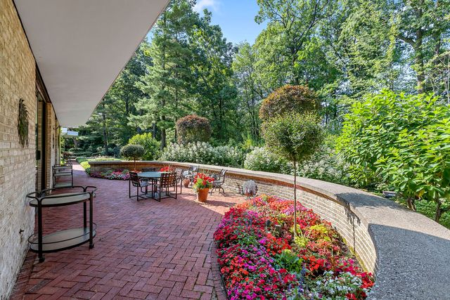 240 Shore Acres Circle, Lake Bluff, IL 60044