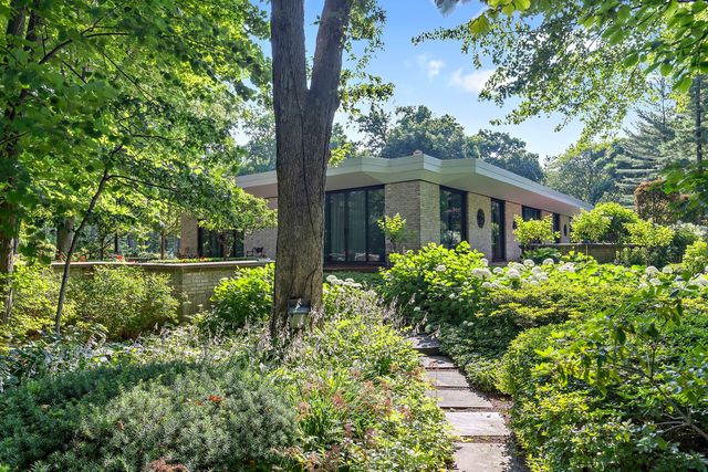 240 Shore Acres Circle, Lake Bluff, IL 60044