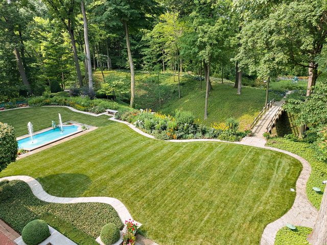 240 Shore Acres Circle, Lake Bluff, IL 60044