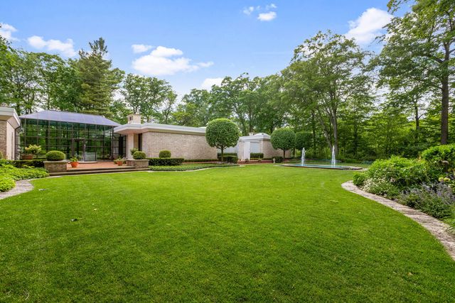 240 Shore Acres Circle, Lake Bluff, IL 60044