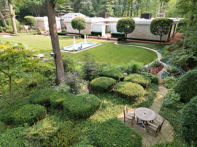 240 Shore Acres Circle, Lake Bluff, IL 60044