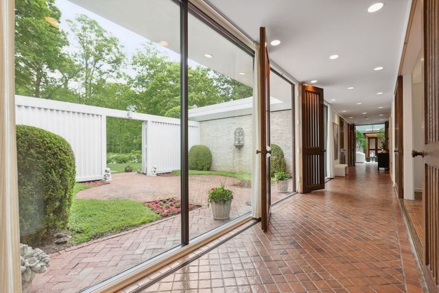 240 Shore Acres Circle, Lake Bluff, IL 60044