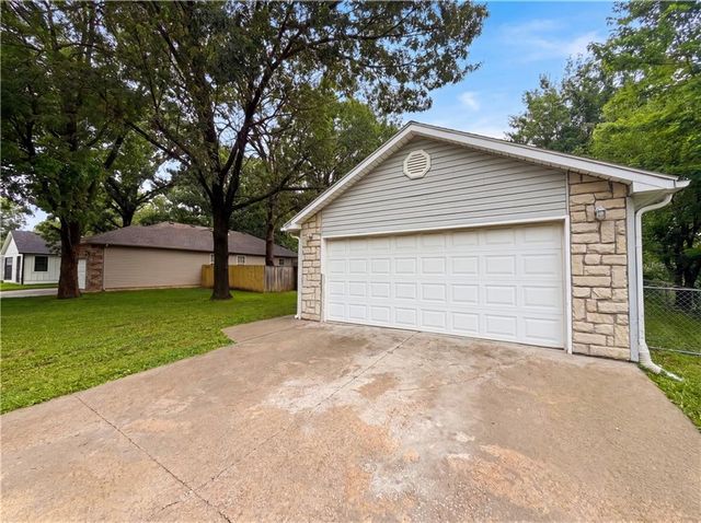 905 S Butler Terrace, Harrisonville, MO 64701