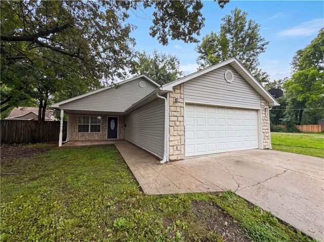 905 S Butler Terrace, Harrisonville, MO 64701
