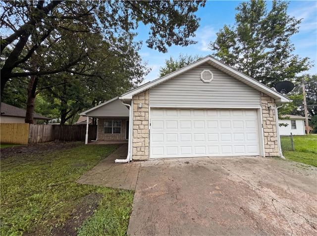 905 S Butler Terrace, Harrisonville, MO 64701