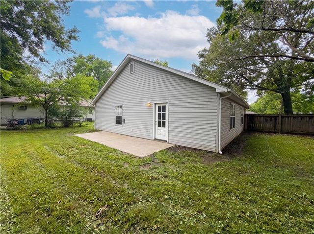 905 S Butler Terrace, Harrisonville, MO 64701