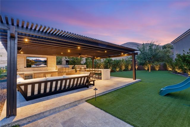 8 Olympia Chase Drive, Las Vegas, NV 89141