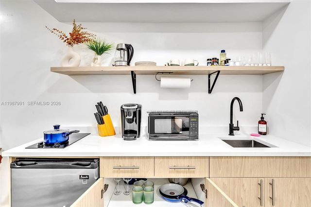 703 NE 7th St 5, Hallandale Beach, FL 33009