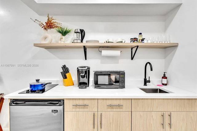 703 NE 7th St 5, Hallandale Beach, FL 33009