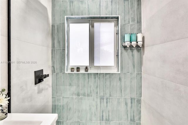 703 NE 7th St 5, Hallandale Beach, FL 33009