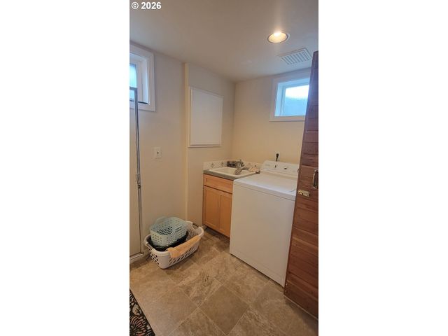 10826 Ne OREGON St, Portland, OR 97220