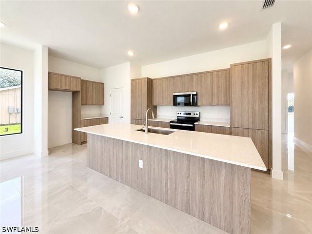 2212 NE 39th TER, Cape Coral, FL 33909