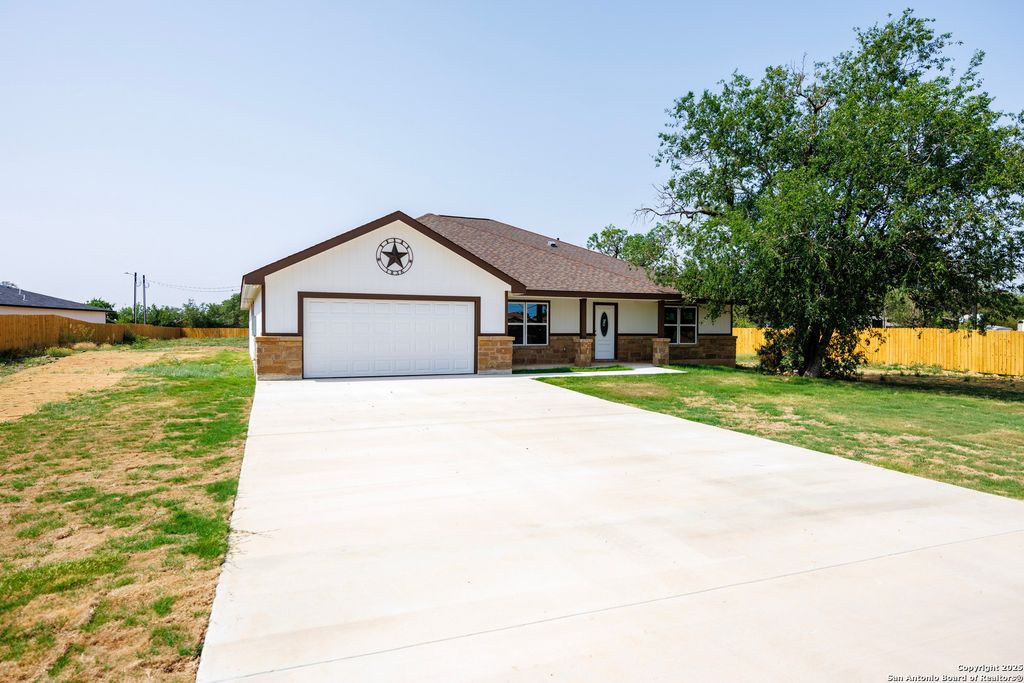 1020 county road 4516, Castroville, TX 78009