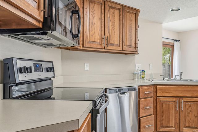 9909 Hidden Meadows Place, Fort Wayne, IN 46825