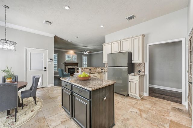 901 High Ridge Circle, Friendswood, TX 77546