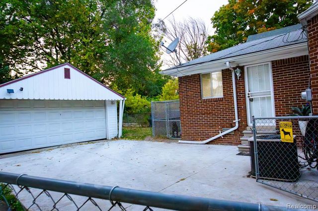 16729 Glastonbury Road, Detroit, MI 48219