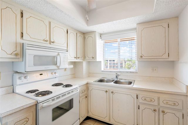 3959 LAKE BAYSHORE DRIVE F 412, Bradenton, FL 34205