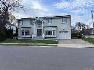 31 Woodward Street, Roslyn Heights, NY 11577