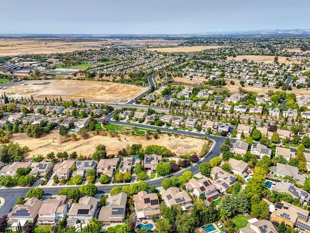 811 Spotted Pony Ln, Rocklin, CA 95765