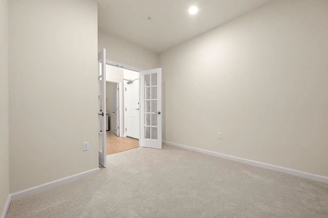 2 Stratton Dr Unit 102, Woburn, MA 01801