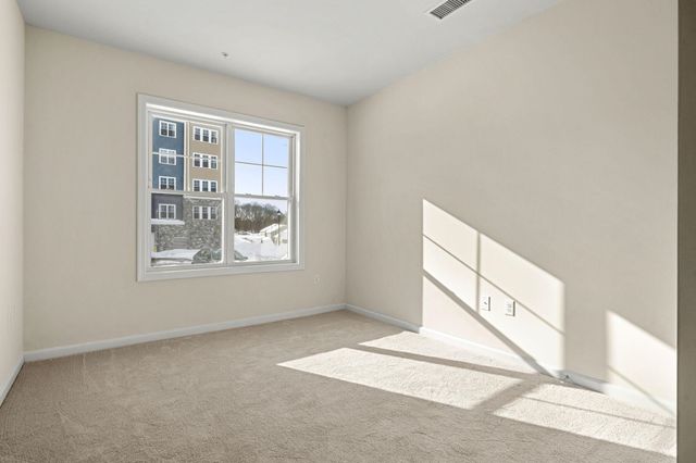 2 Stratton Dr Unit 102, Woburn, MA 01801