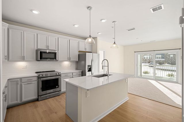 2 Stratton Dr Unit 102, Woburn, MA 01801