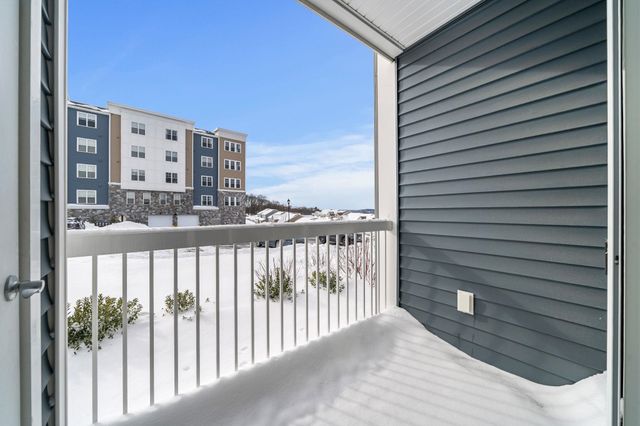 2 Stratton Dr Unit 102, Woburn, MA 01801