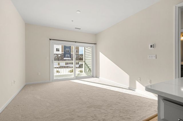 2 Stratton Dr Unit 102, Woburn, MA 01801